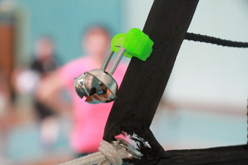 К сетке крепятся колокольчики, чтобы участники турнира знали направление, в котором нужно бросать мяч. Фото: Константин Бобылев, "Глобус"