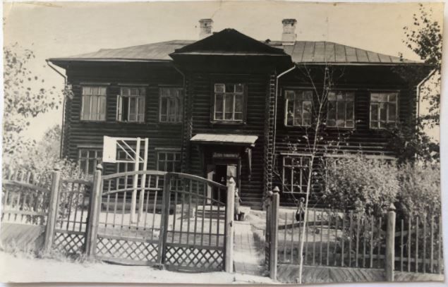 Школа №17 в 1958 году. Фото из фондов Серовского исторического музея, с сайта goskatalog.ru