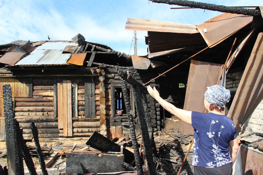 По мнению людей, могло произойти короткое замыкание в розетке, которая висела на этой стене. Фото: Анна Куприянова, "Глобус"