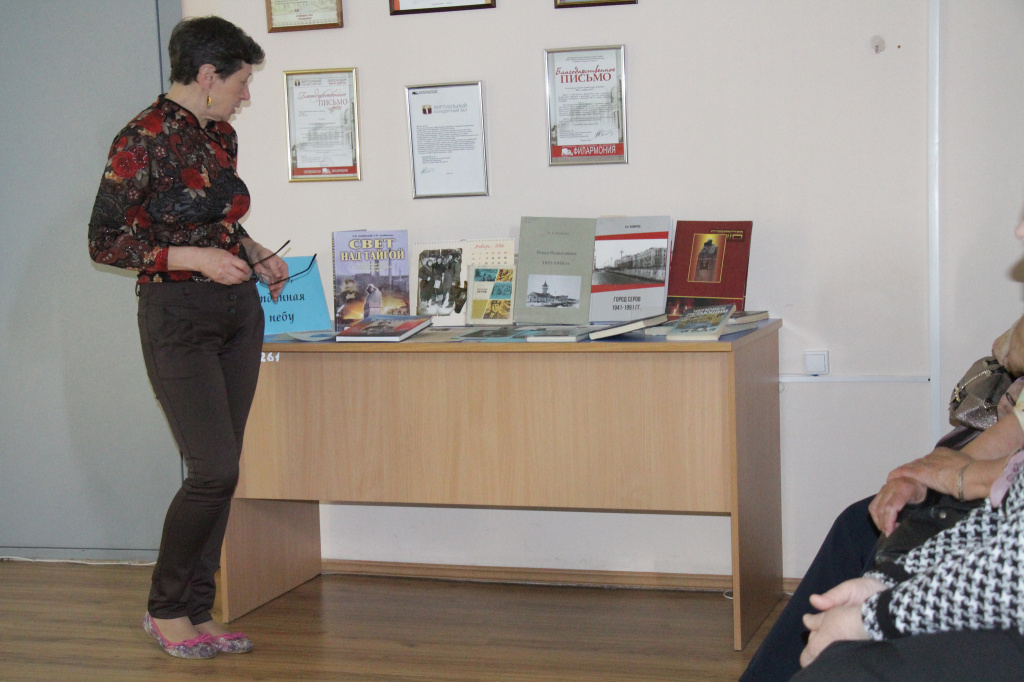 Книги про Анатолия Серова можно найти в Центральной городской библиотеке. Фото: Константин Бобылев, "Глобус".