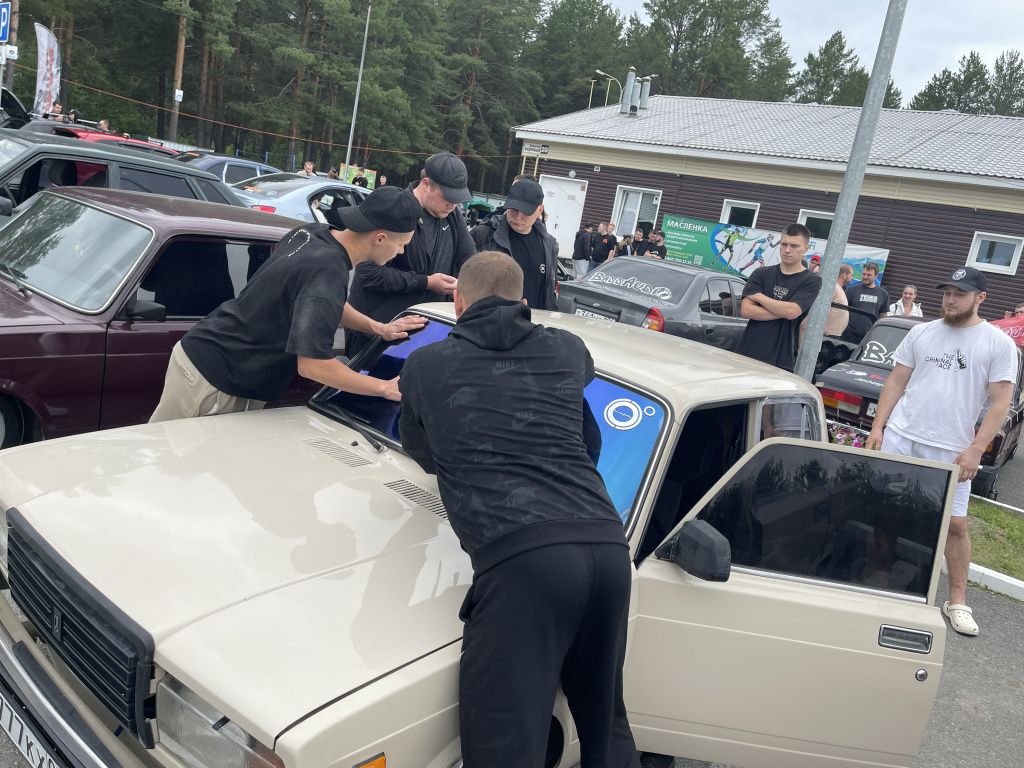 Чтобы не вылетели стекла, их удерживали руками. Фото: Анна Куприянова, "Глобус"