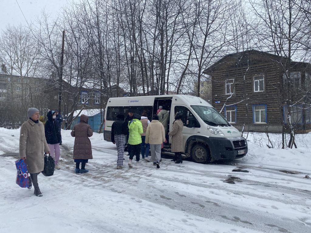 Пациентов соматического отделения эвакуировали в рядом стоящий автобус. Фото: Анна Куприянова, "Глобус"