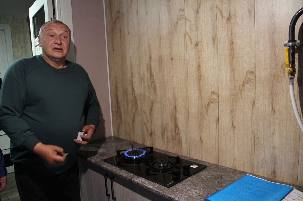 Семья Сергея и Елены Полухиных одной из первых получила голубое топливо в дом. Супруги отмечают, это сэкономит и бюджет, и время, которые раньше тратились на заготовку дров. Фото: Анна Куприянова, “Глобус”