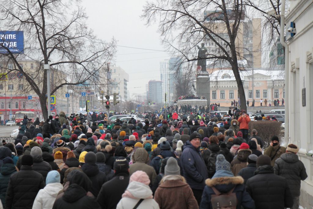 Протестующие вышли на проспект Ленина. Фото: Константин Бобылев, "Глобус"