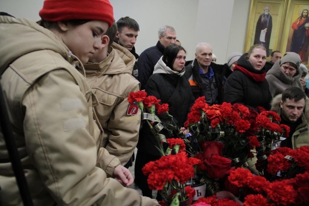 На прощание пришли юнармейцы из школы №26, в которой учился Юрий. Фото: Константин Бобылев, "Глобус"
