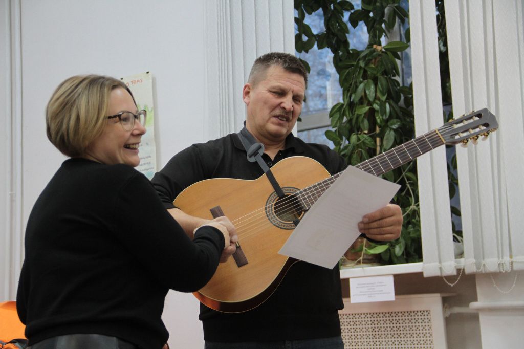 Ксения Старцева вручила Андрею Беляеву Благодарственное письмо. Фото: Константин Бобылев, "Глобус"