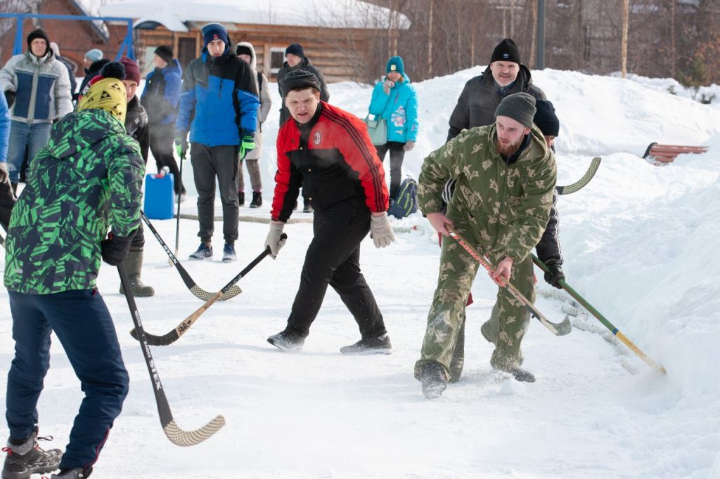 В турнире по хоккею в валенках приняло участие около 50 человек. Фото: пресс-служба Серовской епархии 