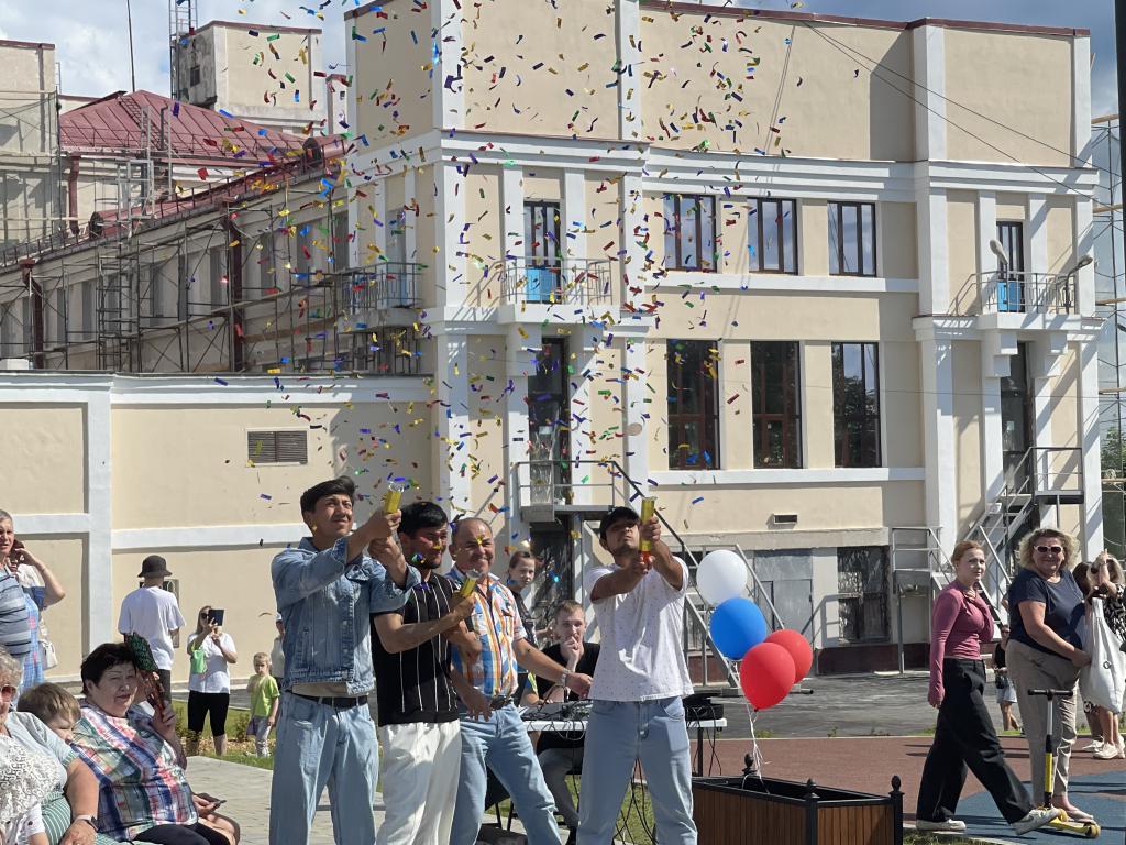 Сквер открыли под импровизированный салют из хлопушек. Фото: Анна Куприянова, "Глобус"