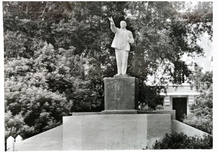 Скульптура Ленина перед ДКМ. Фото из фондов Серовского исторического музея, с сайта goskatalog.ru