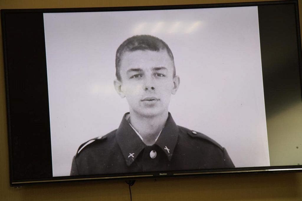 На экране показывали снимки из жизни Александра. Фото: Константин Бобылев, "Глобус"