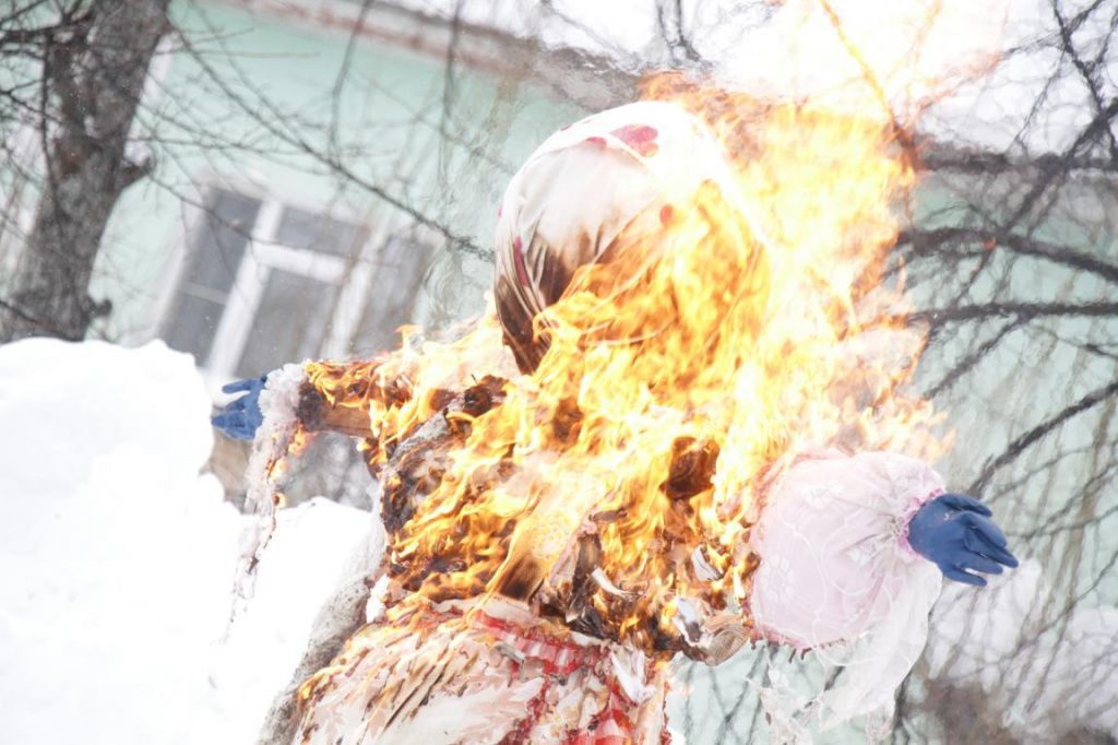 Завершили праздник сожжением чучела. Фото: Константин Бобылев, "Глобус"