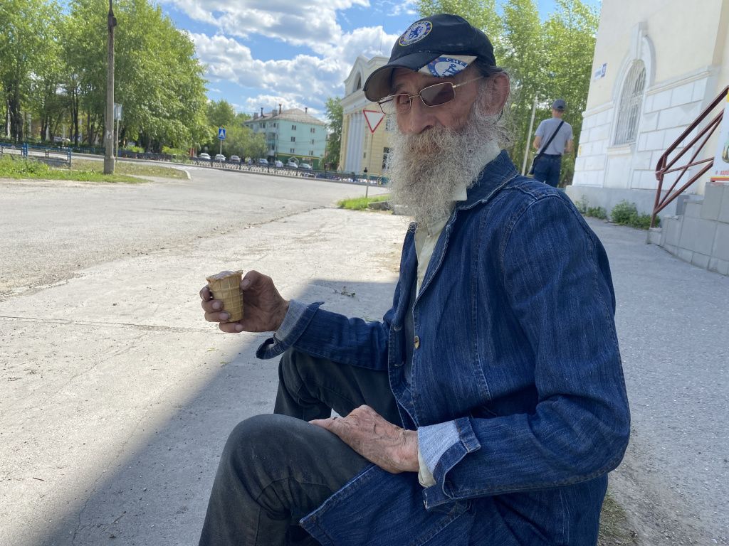 Анатолий Шмаков признается, что ему проще попросить деньги у незнакомого человека, чем обратиться за помощью в госорганы. Фото: Анна Куприянова, "Глобус"