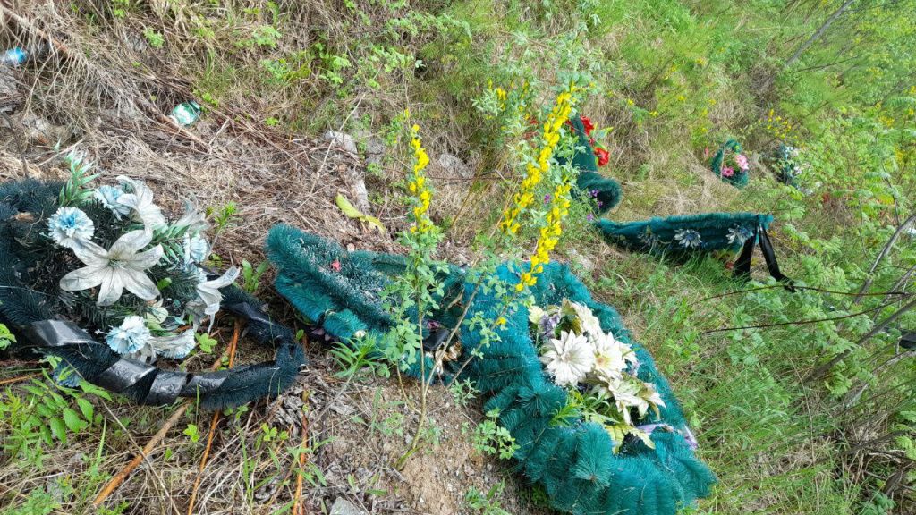 Здесь никто не похоронен. Это водоотводная канава. Фото: Андрей Гребенкин, «Глобус»