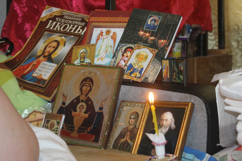 Каждый свой день Марина Юрьевна начинает с молитв. Фото: Мария Чекарова, "Глобус"