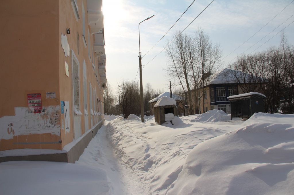 По словам руководителя "Серовавтодора", информацию о заснеженных тротуарах передали в Комитет ЭТС и ЖКХ. Фото: Анна Куприянова, "Глобус"