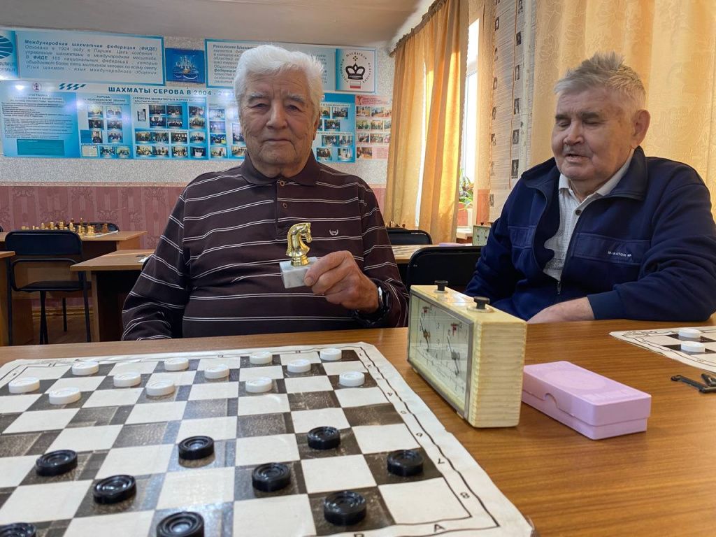 Василий Шепелев (слева) получил специальный приз как самый взрослый участник турнира. Мужчина родился в 1936 году. Фото: Анна Куприянова, "Глобус" 