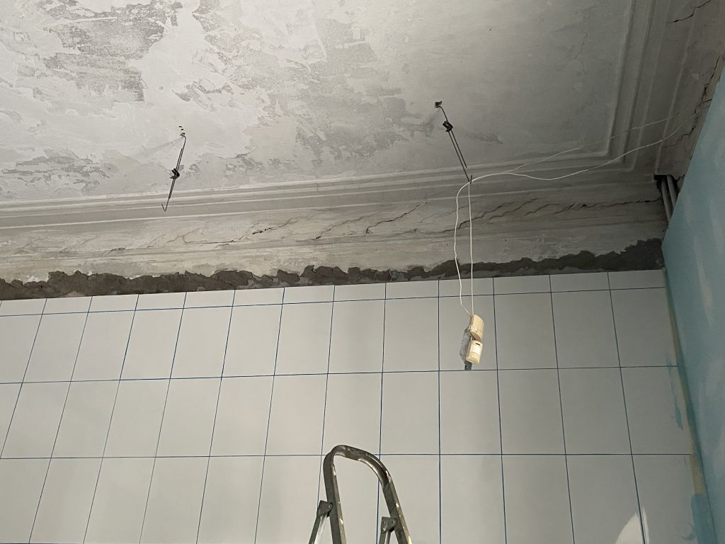 Трещины тянутся под потолком и сходятся в одной точке. Фото: Анна Куприянова, "Глобус"