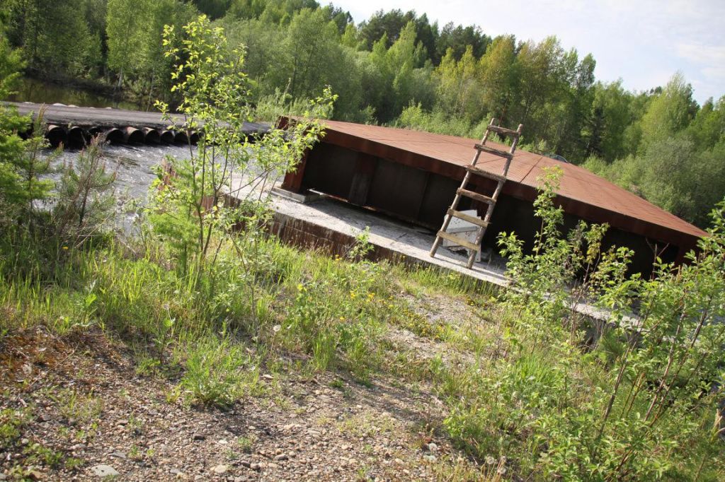 Когда переправа затоплена, садоводы ходят по недостроенному мосту. Фото: Константин Бобылев, "Глобус"