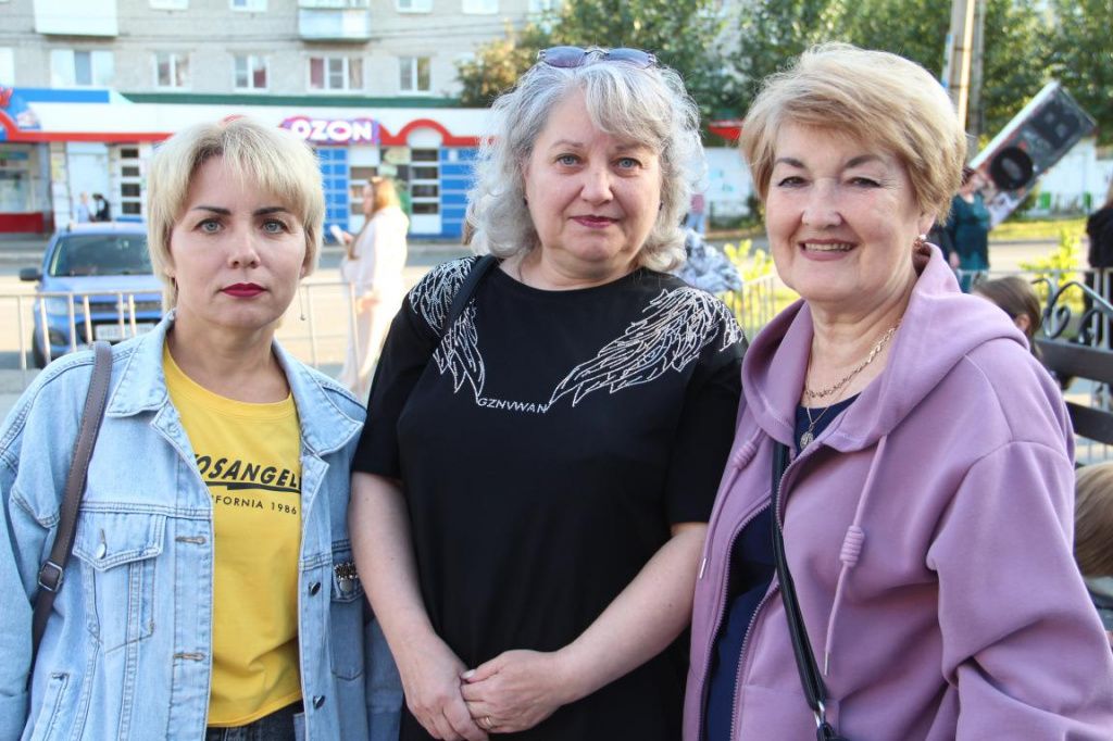 Юлия Русских (слева), Любовь Акатьева и Людмила Бородулина считают, что концерт удался. Фото: Анна Куприянова, "Глобус"