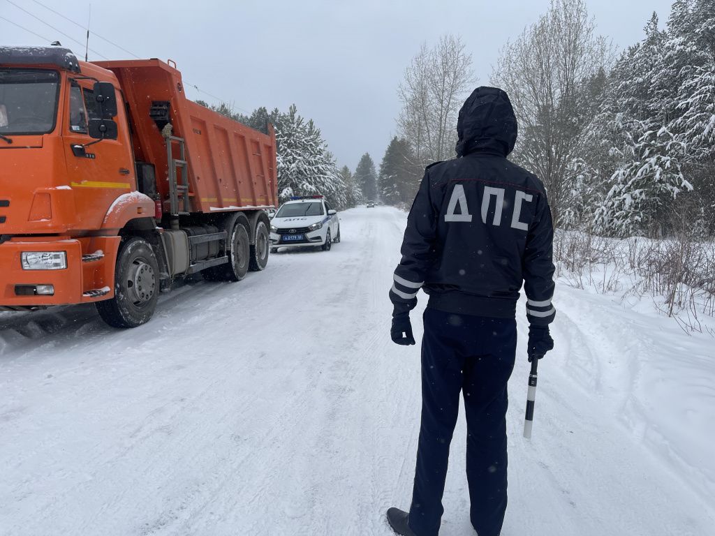 По дороге на кладбище работал полицейский патруль. Фото: Анна Куприянова, "Глобус"