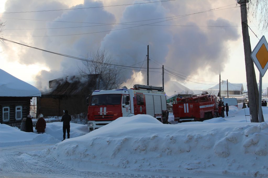 К месту происшествия приехали огнеборцы из 56-й ПСЧ. Фото: Анна Куприянова, "Глобус"