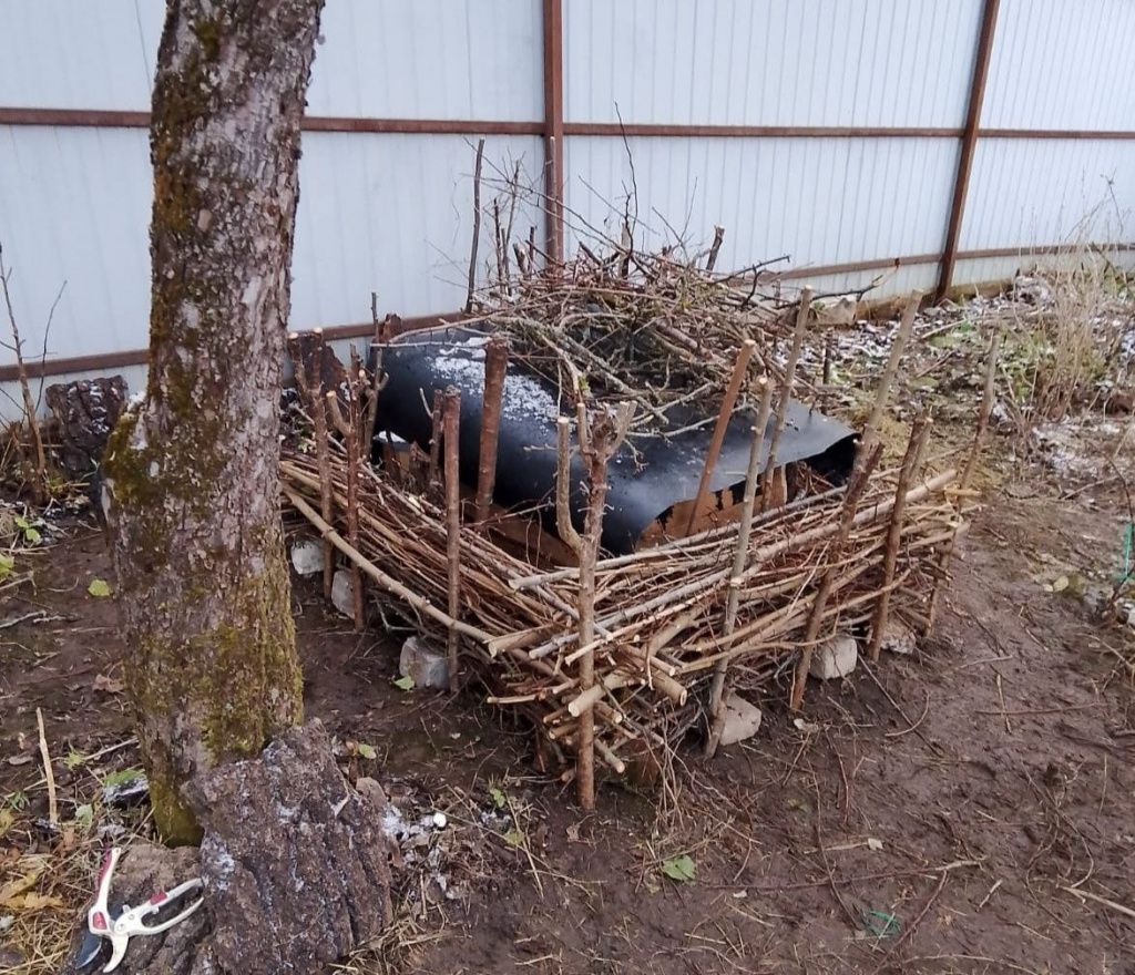 Домик для ежика готов! Строение дополнительно накрыто куском геомембраны. Осталось сверху на крышу добавить большущую охапку веток. Фото предоставлено Вячеславом, специально для серовской газеты «Глобус»