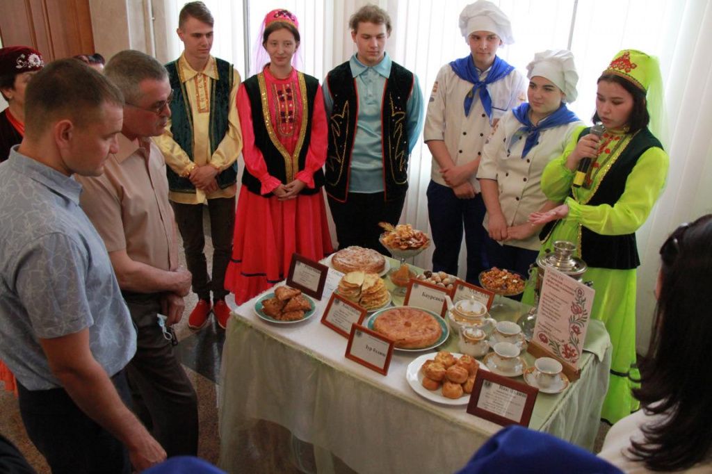 Стол с национальными блюдами от представителей Сервоского техникума сферы обслуживания и питания. Фото: Константин Бобылев, "Глобус"