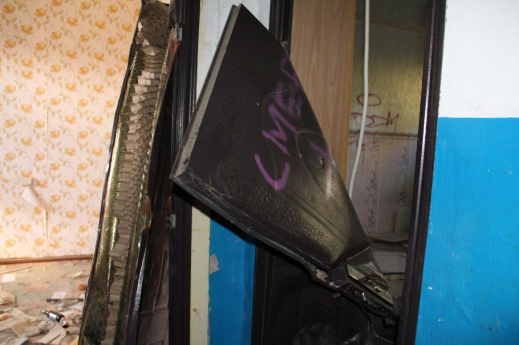 Рабочие осудили варваров, которые крушили имущество в доме. Фото: Анна Куприянова, "Глобус"