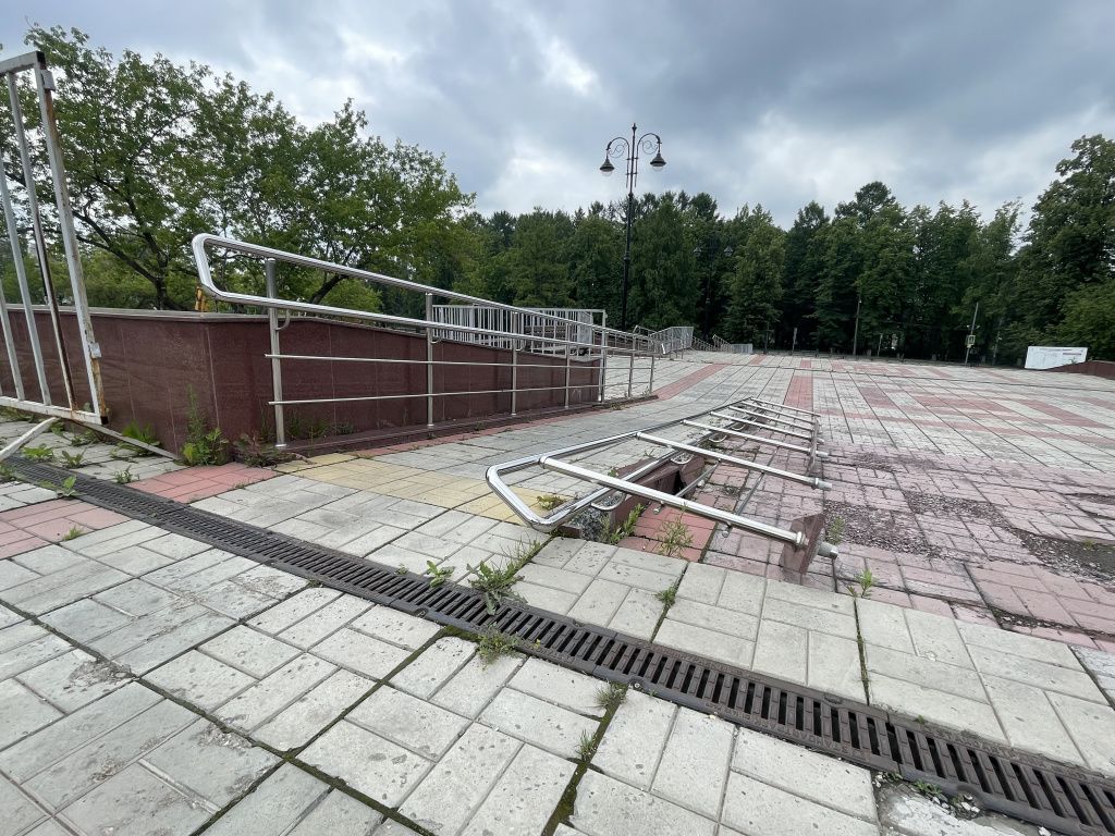 Валяющиеся у ДКМ перила можно было увидеть 22 июня. Фото: Анна Куприянова, "Глобус"