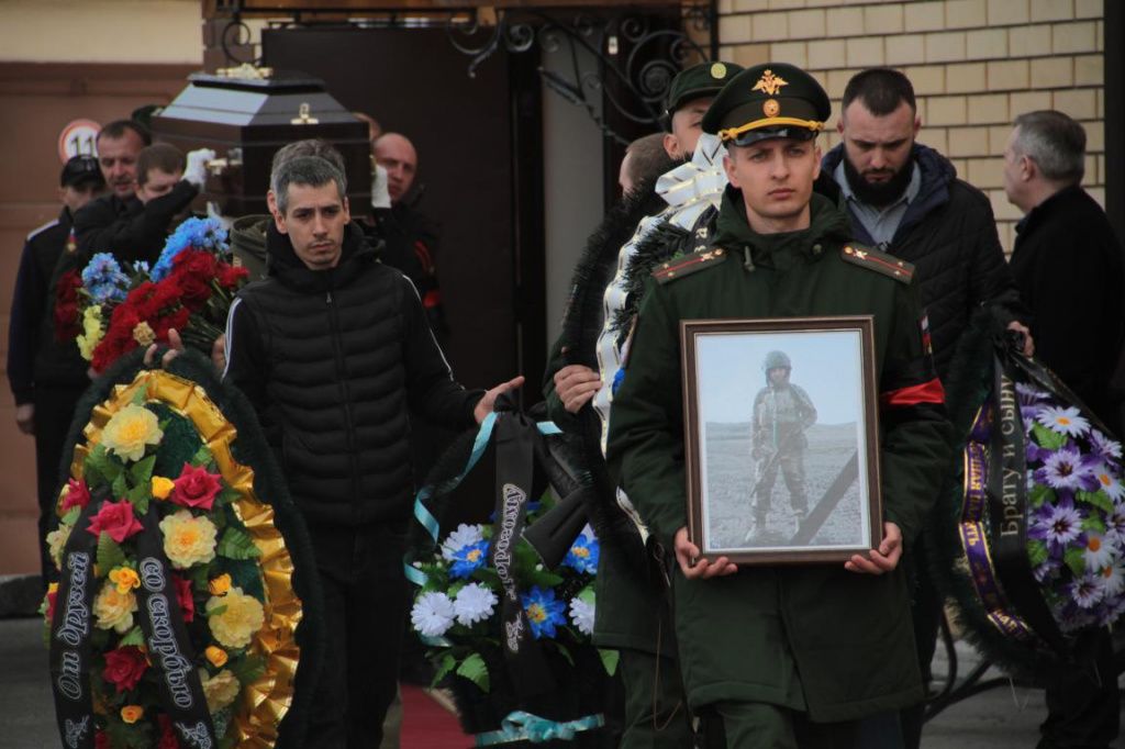 Гроб пронесли по красной ковровой дорожке. Фото: Константин Бобылев, "Глобус" Гроб пронесли по красной ковровой дорожке. Фото: Константин Бобылев, "Глобус"