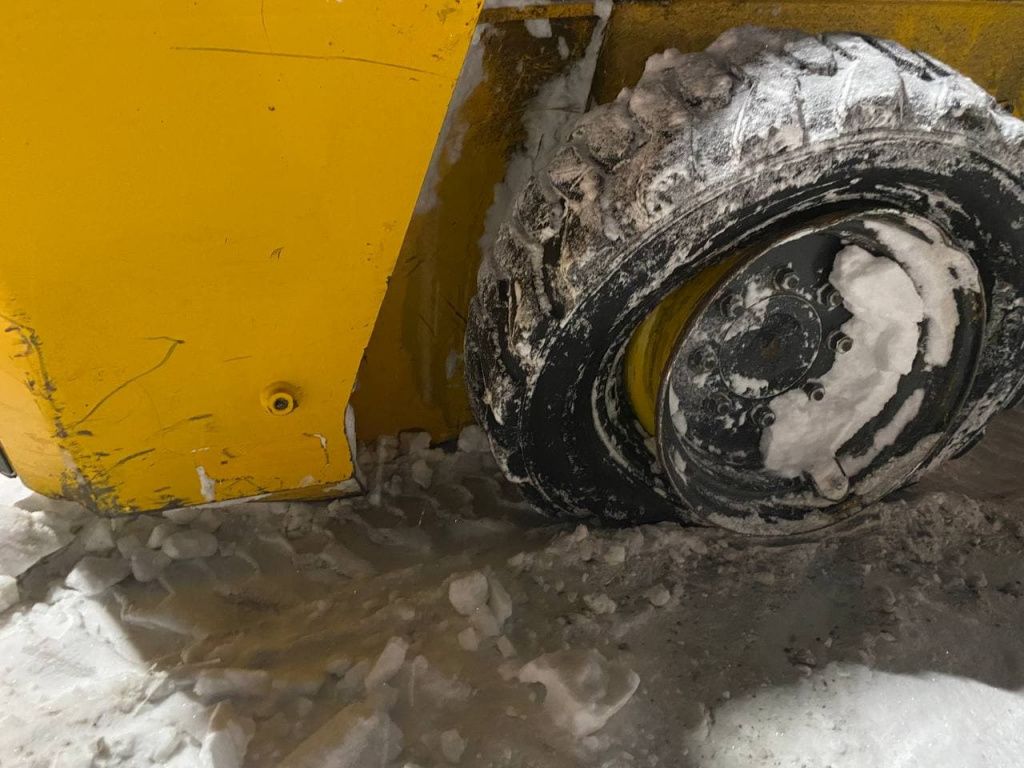 Вот так выглядят колеса погрузчика, после вызволения его из снежного плена. Фото: Анна Куприянова "Глобус"