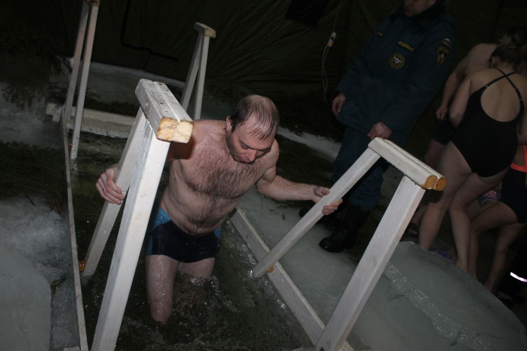 Андрей Маеров считает, что крещенские купания укрепляют здоровье на весь год. Фото: Мария Чекарова, "Глобус"