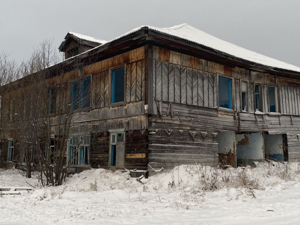 Разваливающийся дом №20 по улице Школьная. Тамара Агеева считает, что ее дом ждет такая же участь. Фото: Анна Куприянова, "Глобус"