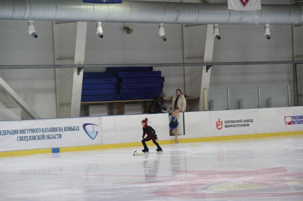 После окончания выступления на лед кидали мягкие игрушки. Фото: Анна Куприянова, "Глобус"