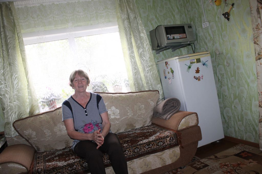 Мария Ивановна признается, что холодильником практически не пользуется, так как на улице прохладно и продукты можно хранить в сенях. Фото: Мария Чекарова, "Глобус"