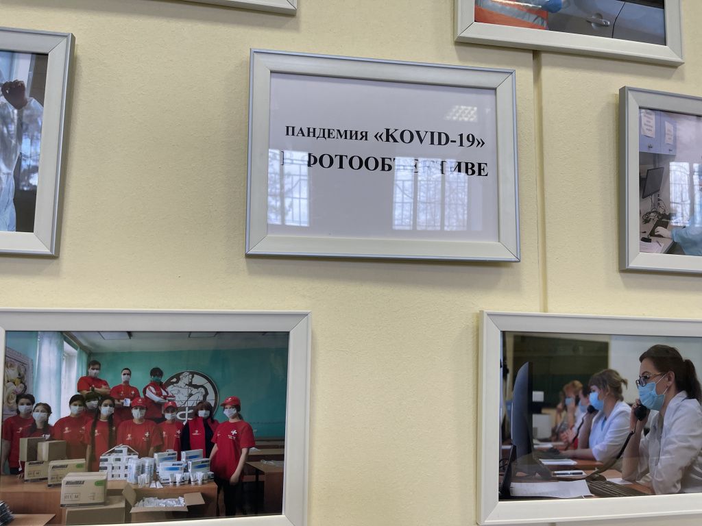 Фотогалерея рассказывает о работе студенов-волотнеров, медиков и преподавателей медколледжа в COVIDные годы. Фото: Анна Куприянова, "Глобус"