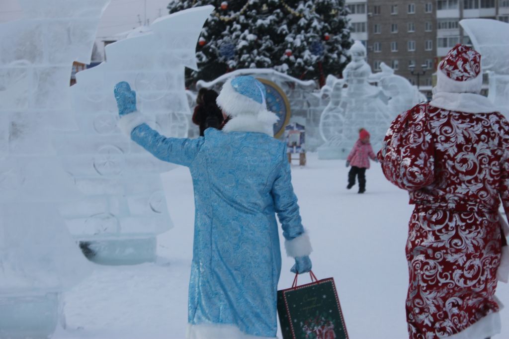 В зимнем городке дед Мороз и Снегурочка поздравили взрослых и детей с праздниками. Фото: Мария Чекарова, "Глобус"