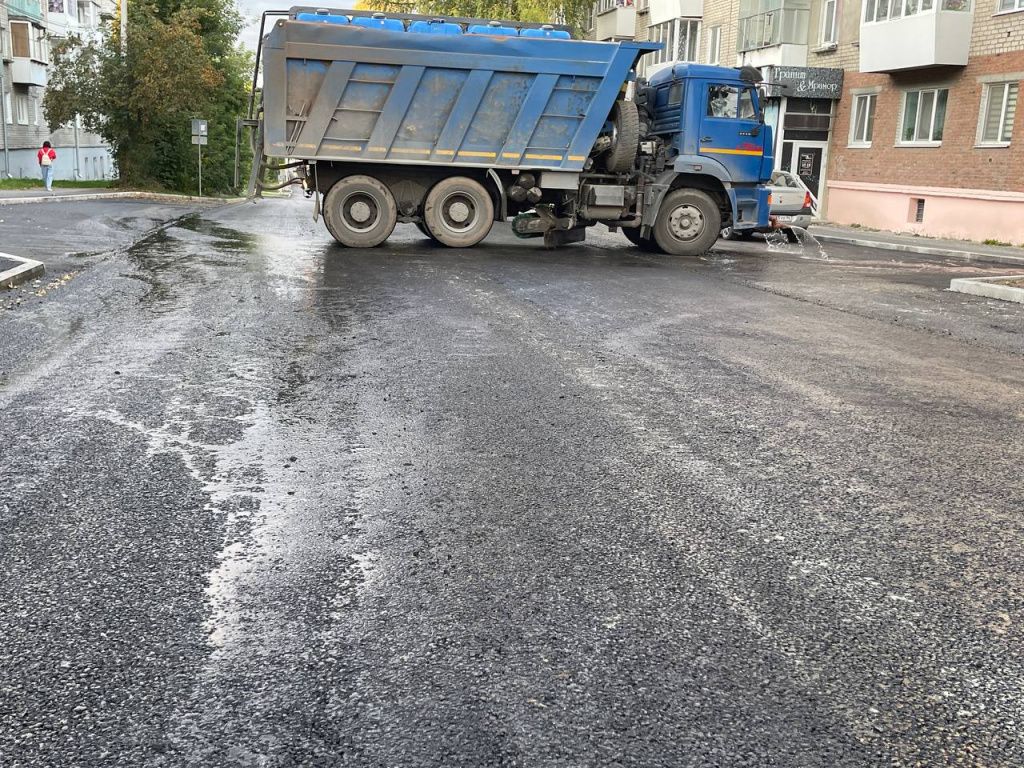 Поливальная машина приводит в порядок дорогу после ремонта. Фото: Анна Куприянова, "Глобус"