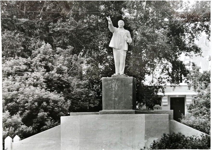 Один из памятников Ленину располагался перед ДКМ. Фото из фондов Серовского исторического музея, с сайта goskatalog.ru
