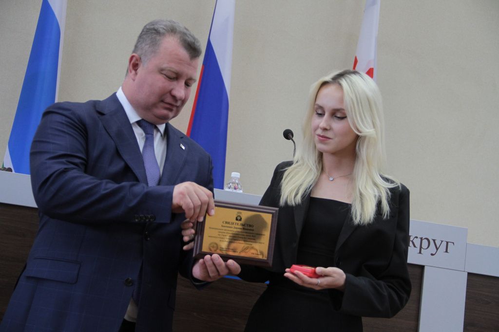 Выпускница школы №22 Дарина Хомченко планирует связать жизнь с социологией. Для поступления выбрала ВУЗы Москвы и Санкт-Петербурга. Фото: Константин Бобылев, “Глобус”