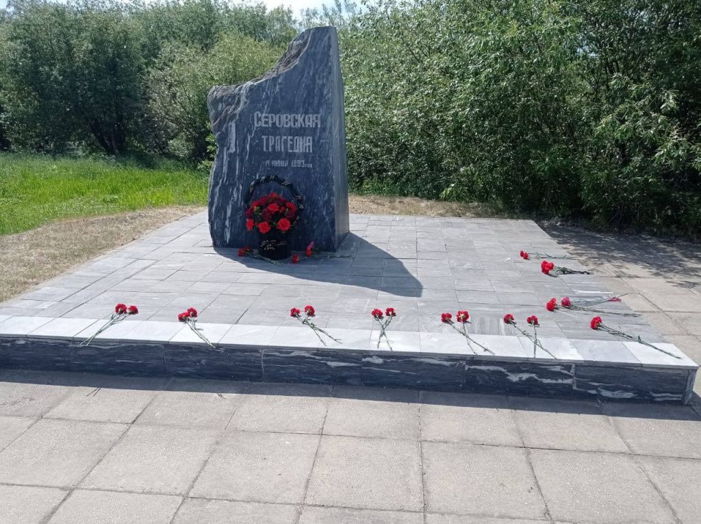 Мероприятие прошло у памятного камня, установленного по улице Каквинской. К памятнику возложили цветы. Фото: Анастасия Щербинина, "Глобус"