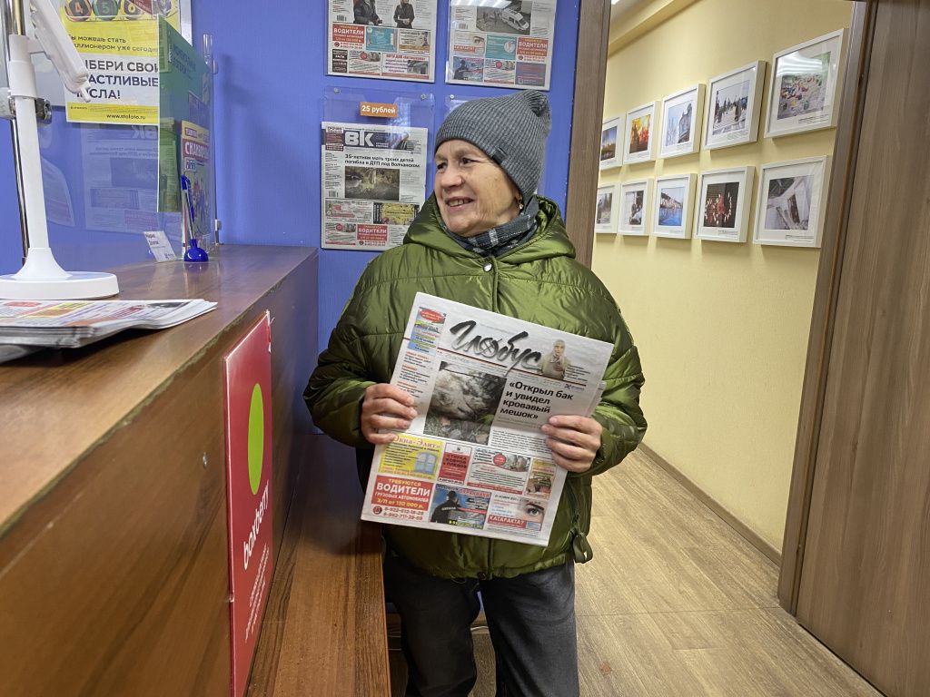 Татьяна Терехова берет в редакции свой экземпляр газеты и 70-летнего соседа. Фото: Анна Куприянова, "Глобус"