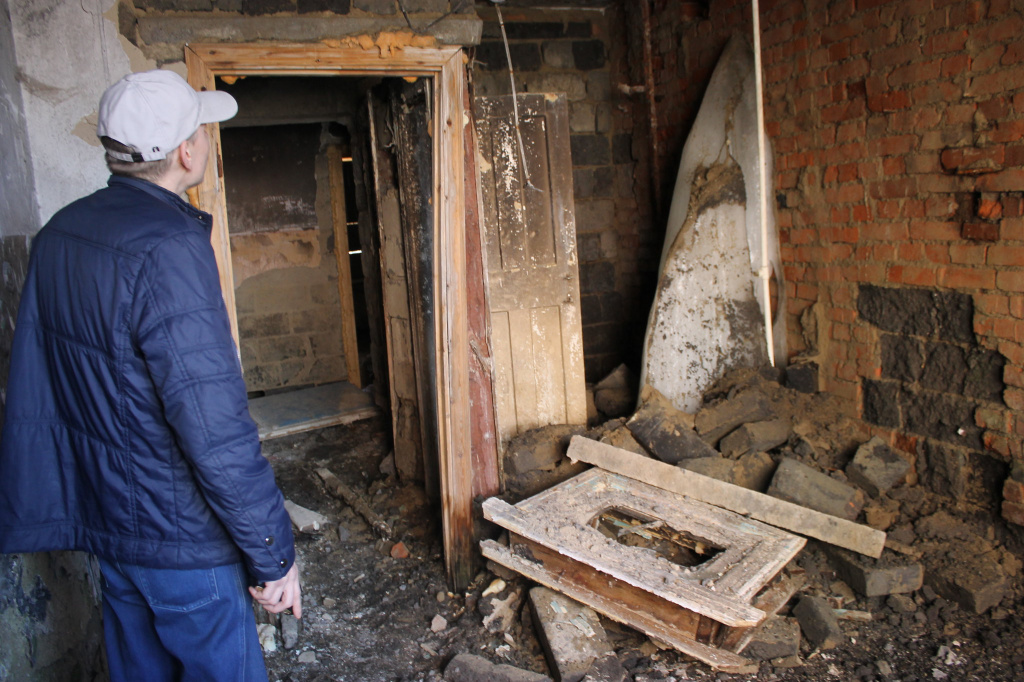 Жители дома по Белореченской, 7 боятся, что он буквально развалится. Фото: Мария Чекарова,архив "Глобуса"
