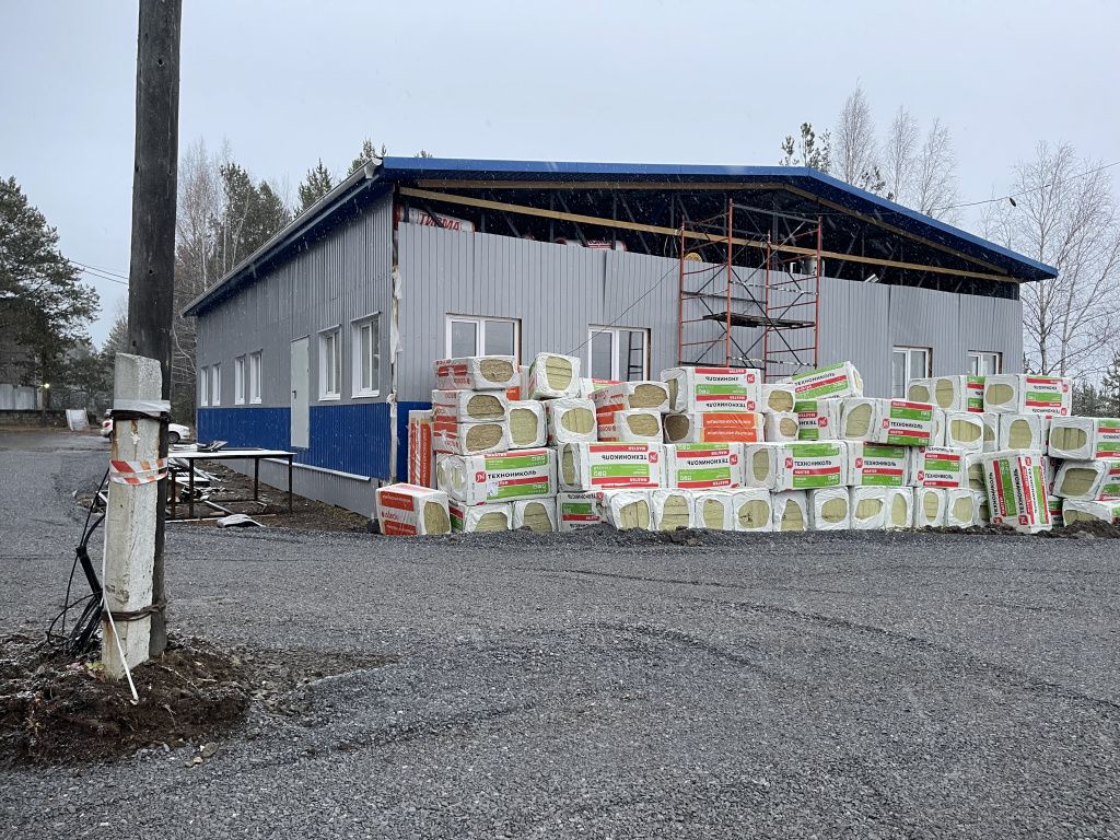 Месяц назад строители говорили, что на фасаде осталось не так уж и много работ. Фото: Анна Куприянова, "Глобус"