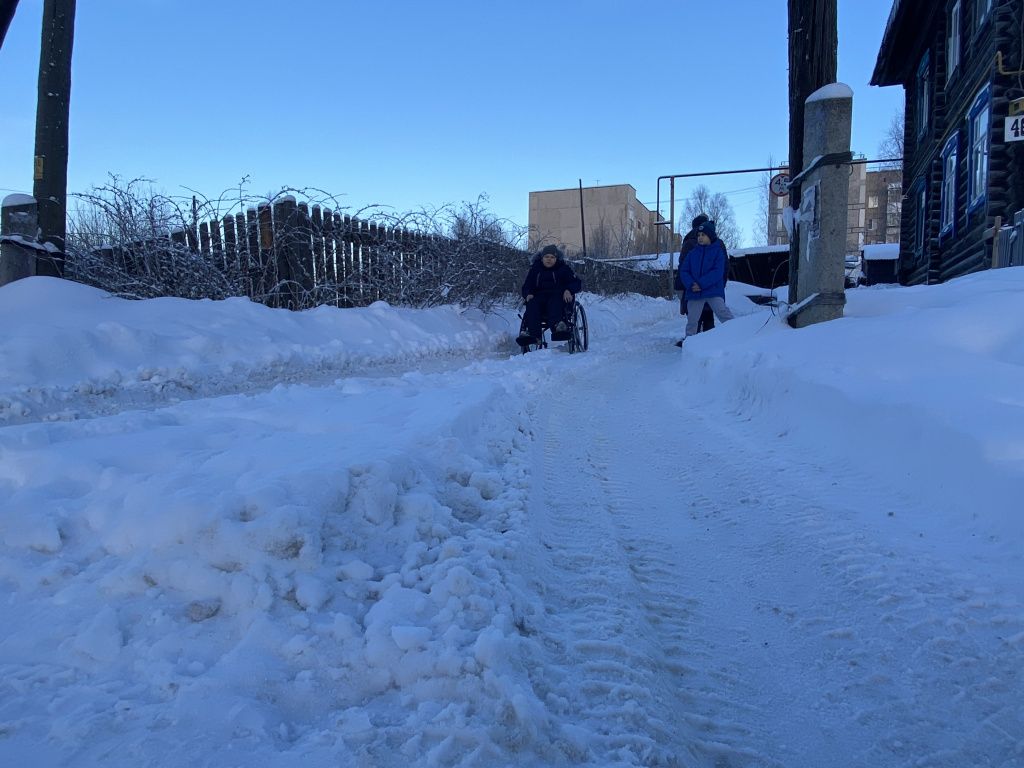 На прогулку с инвалидной коляской на торотуар улицы Кирова после снегопада выйти невозможно. Фото: Анна Куприянова, "Глобус"