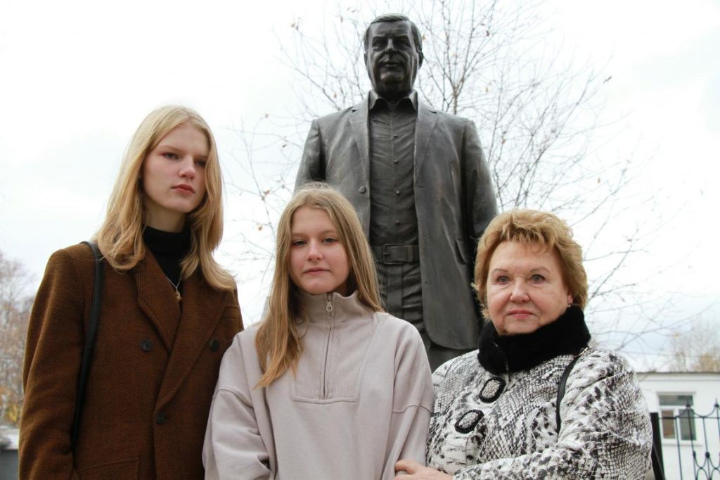 В Серов Ирина Селезнева приехала вместе с внучками Катей и Лизой. Фото: Константин Бобылев, "Глобус"