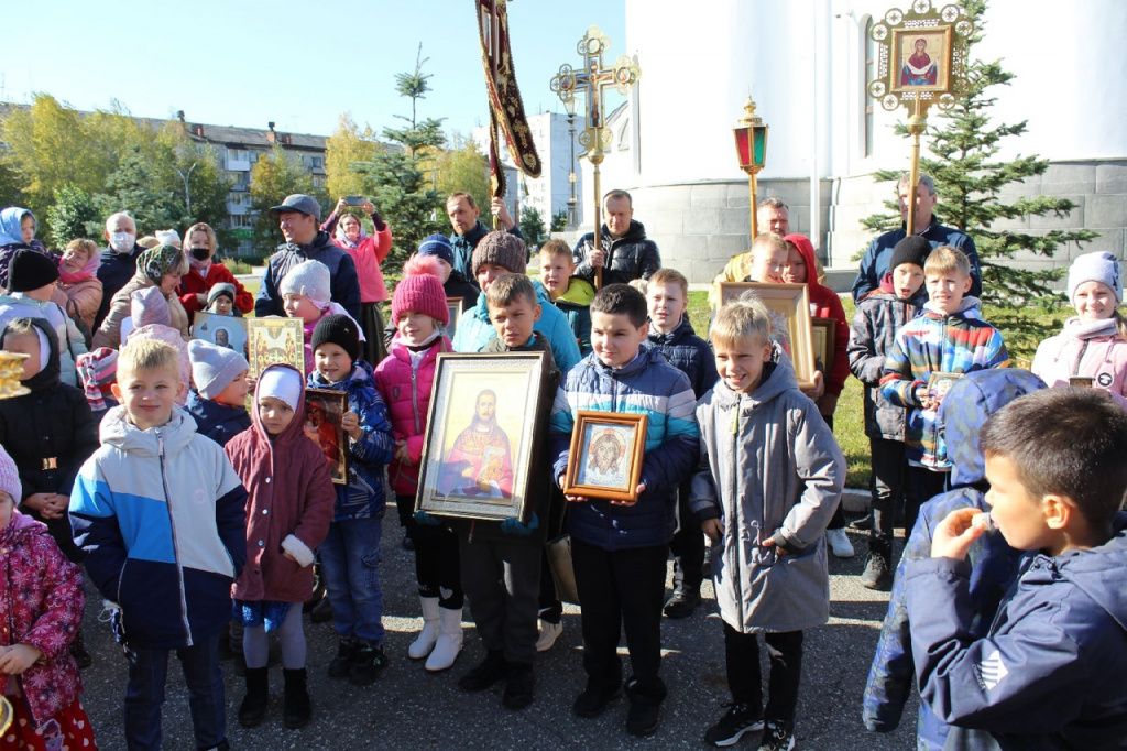 Дети возглавили праздничную колонну Крестного хода. Фото: пресс-служба Серовской епархии