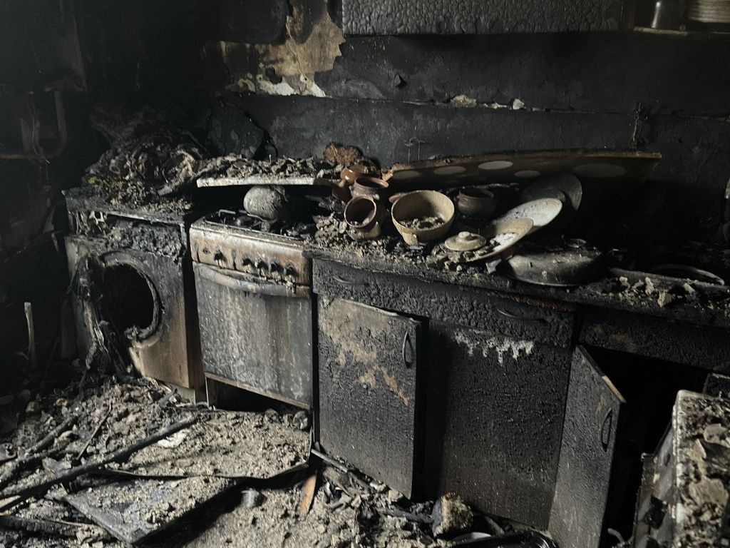 Огонь уничтожил бытовую технику, вещи и сам жилой дом. Фото: Анна Куприянова, "Глобус"