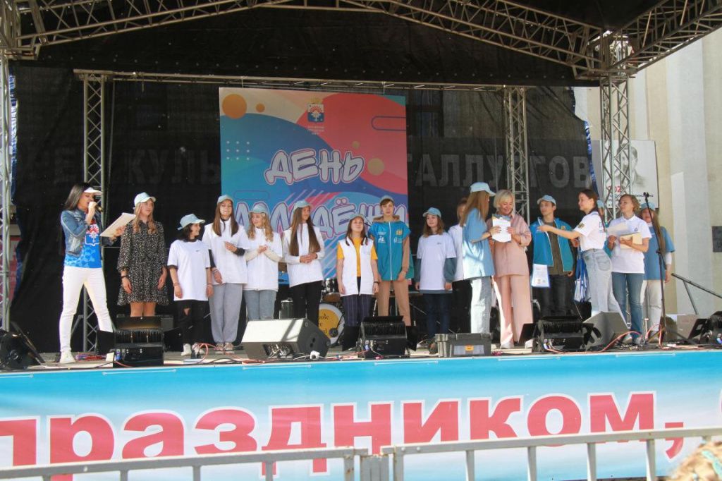 На празднике наградили волонтеров, которые помогли провести голосование за территорию для благоустройства. Фото: Константин Бобылев, "Глобус"