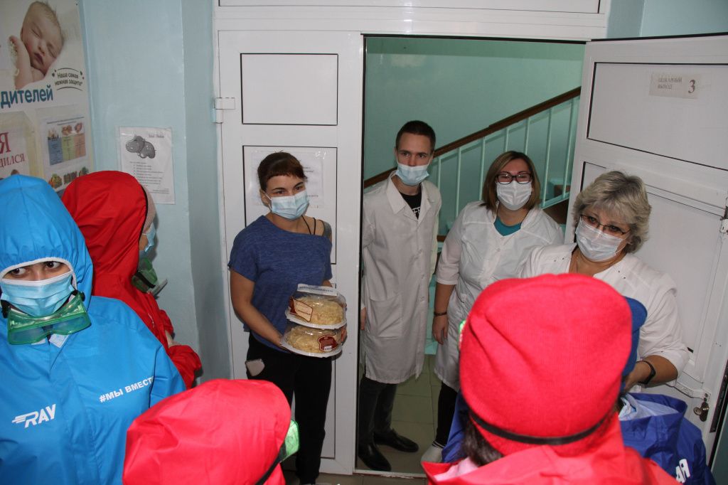 Работники больницы встречали волонтеров со слезами на глазах. Фото: Константин Бобылев, "Глобус"